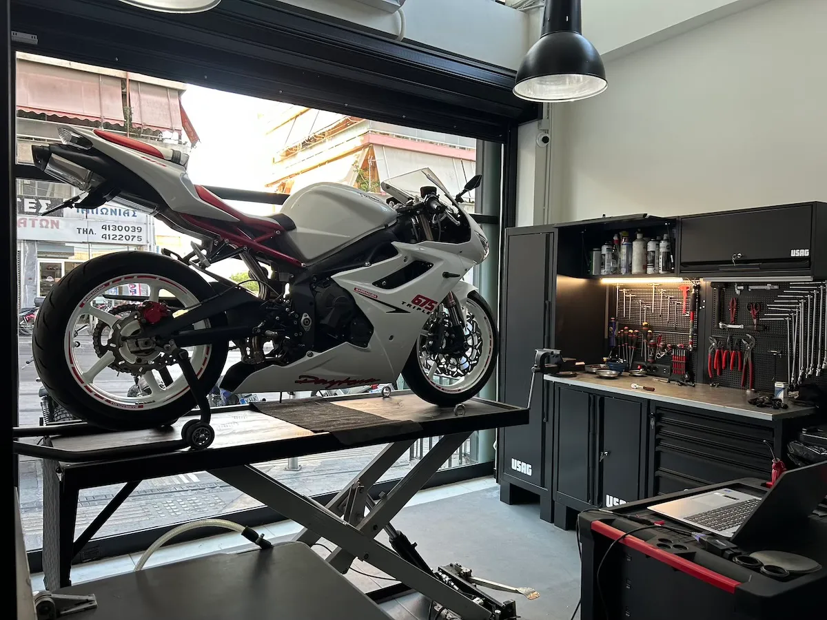 Triumph Daytona 675 σε ανυψωτικό στο συνεργείο