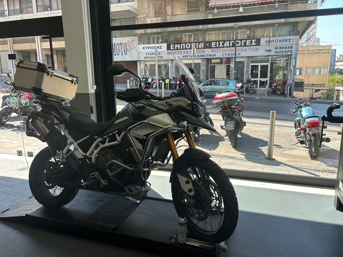 Triumph Tiger στη βιτρίνα του συνεργείου